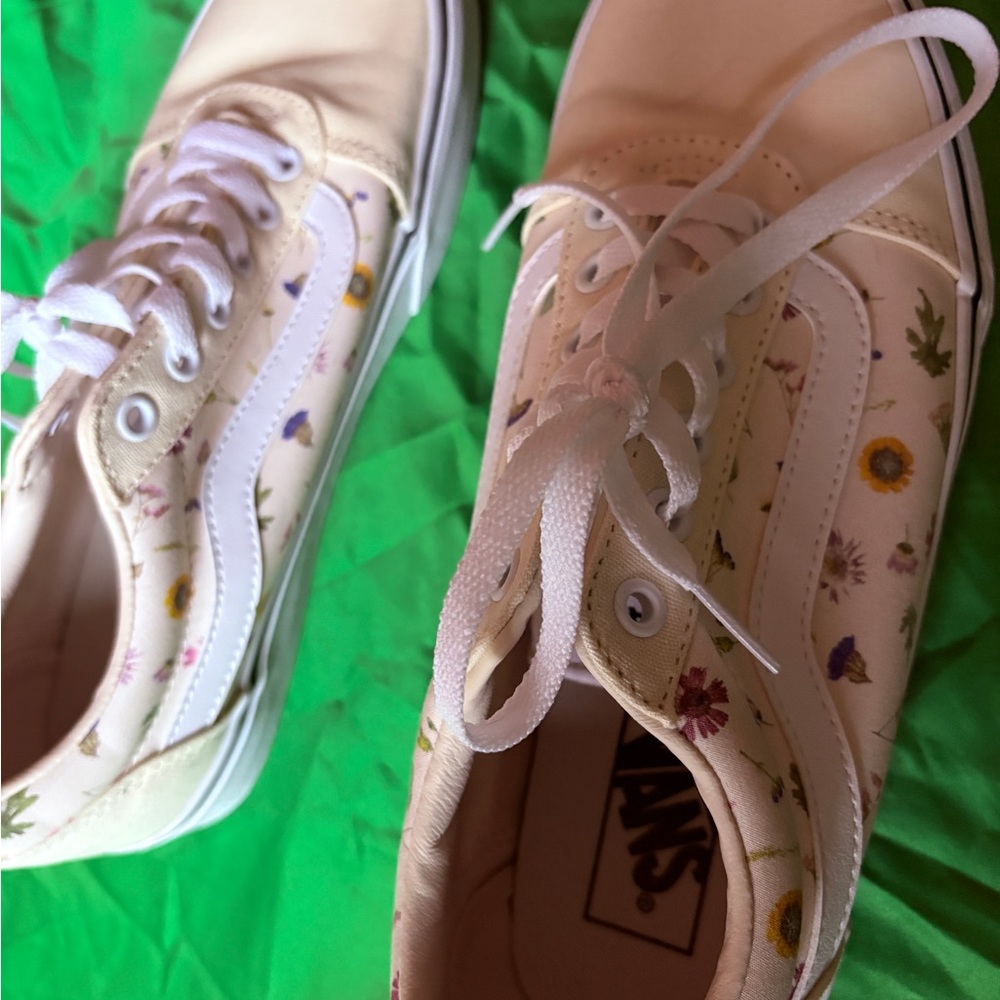 Vans Cream Low-Top Sneakers with Floral Accents - Picture 9 of 9